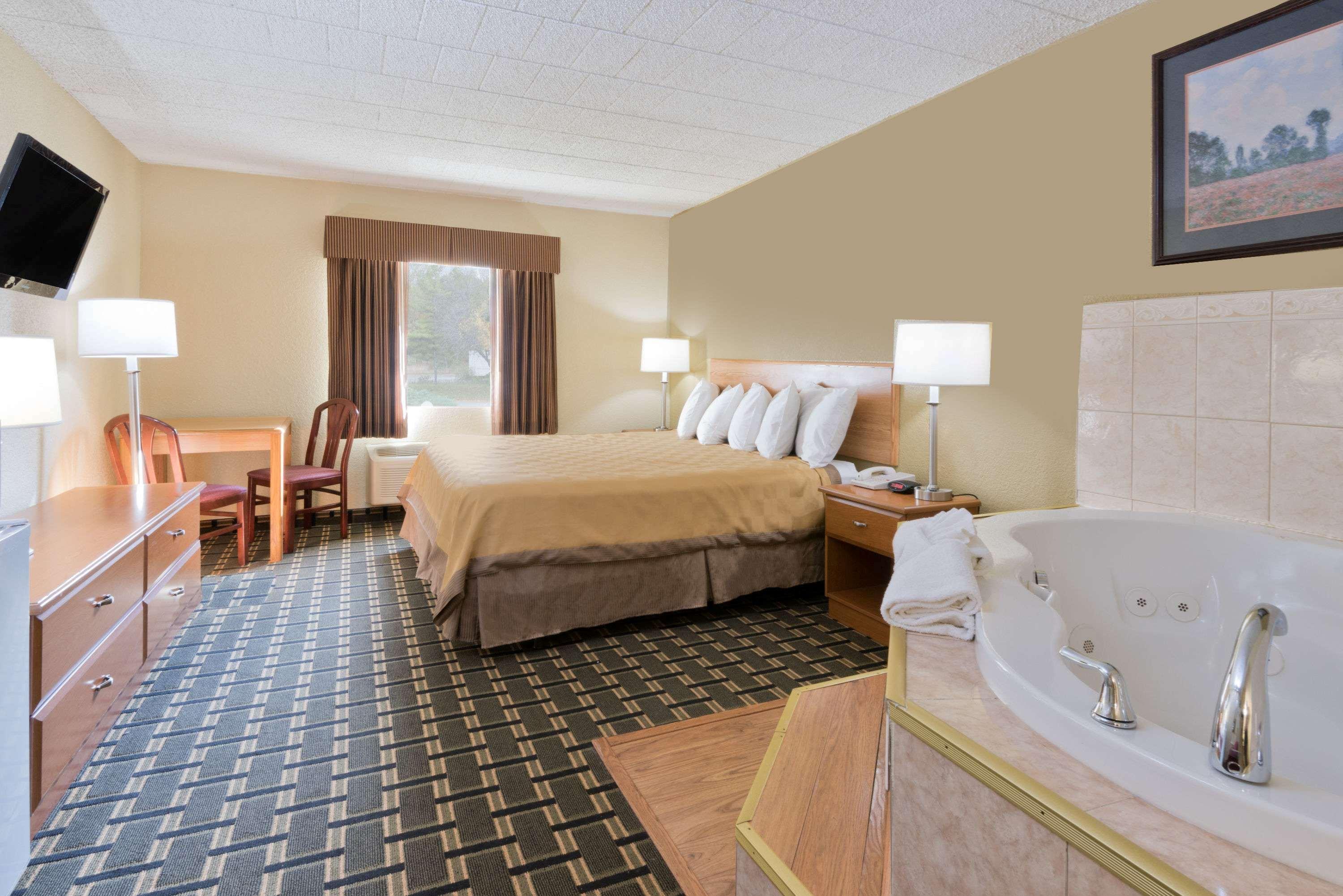 Days Inn By Wyndham Batavia Darien Lake Theme Park Exterior foto